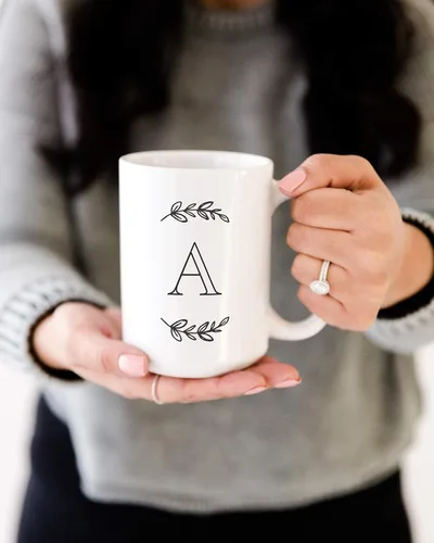 Miniatura 4 de The Cotton & Canvas Co. Manhattan Wreath - Taza de café personalizada con monograma inicial con letra A, taza de café de cerámica de porcelana. Para