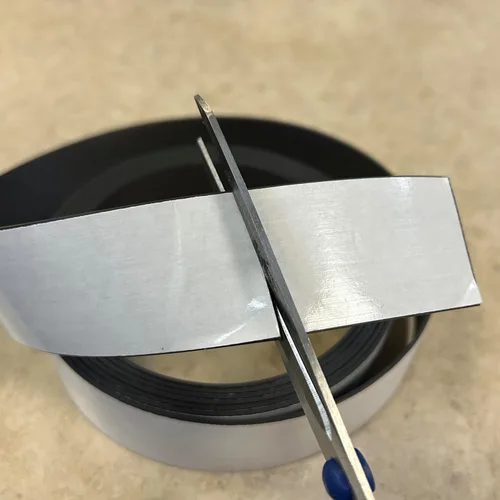 Miniatura 3 de Master Magnetics Tira magnética flexible con parte trasera adhesiva: 1/16 pulgadas de grosor, 1 1/2 pulgadas de ancho, 10 pies de largo, 1 rollo