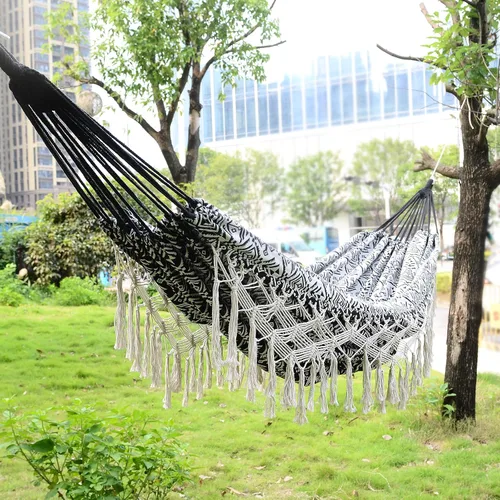 Miniatura 4 de Hamaca doble con flecos bohemios a rayas negras con flecos, cama colgante de tela de algodón suave para interiores y exteriores con cuerdas