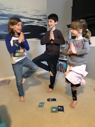 Miniatura 5 de Yugo Tarjetas de yoga para niños y familias, galardonadas, juego interactivo de cartas de yoga con posturas de yoga, equilibrio, movimiento