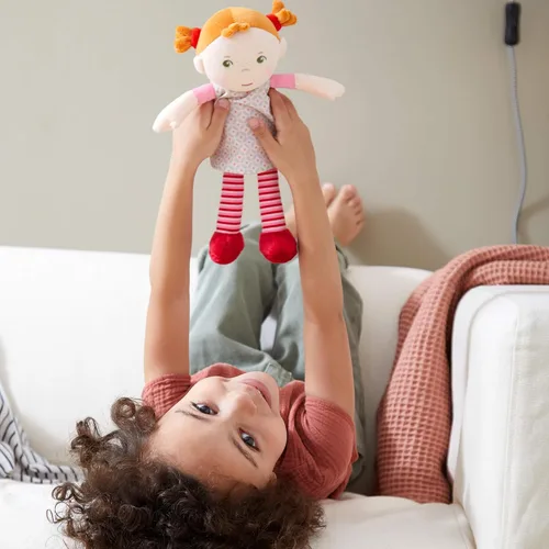 Miniatura 2 de HABA Snug-up Roya - Muñeca suave con pelo rojo y cara bordada, muñeca lavable