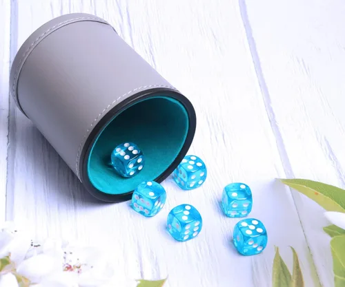 Miniatura 7 de Juego de tazas de dados de piel sintética y forro de fieltro, agitación silenciosa para juegos de dados Yahtzee Farkle Liars, incluye seis dados