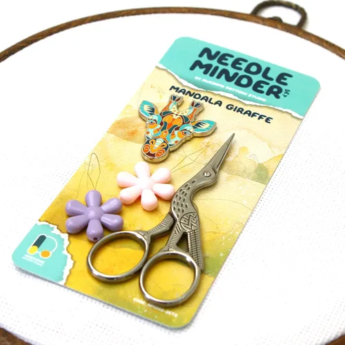 Miniatura 3 de Awesome Pattern Studio Needle Minder Set – Mandala Giraffe Magnetic Needle Minder + 2 enhebradores de aguja + tijeras de grúa. Pin de esmalte