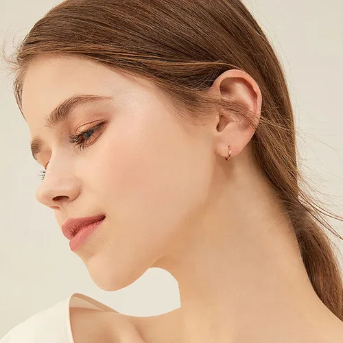Miniatura 10 de Aretes de aro pequeños con relleno de oro de 18 quilates para mujeres y hombres, aretes de aro de tubo sin fin, ligeros y pequeños hechos a mano