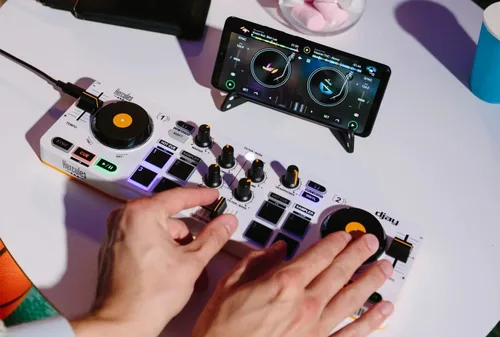 Miniatura 8 de Controladora inalámbrica Bluetooth de DJ Hercules DJControl Mix para smartphones (iOS y Android), aplicación dJay, 2 cubiertas, Blanca