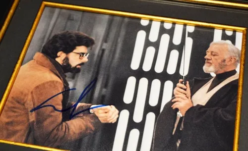 Miniatura 7 de Accesorio utilizado en pantalla MUERTE ESTRELLA, firmado por GEORGE LUCAS, primera película IV, COA London Prop Store, Marco DVD UACC