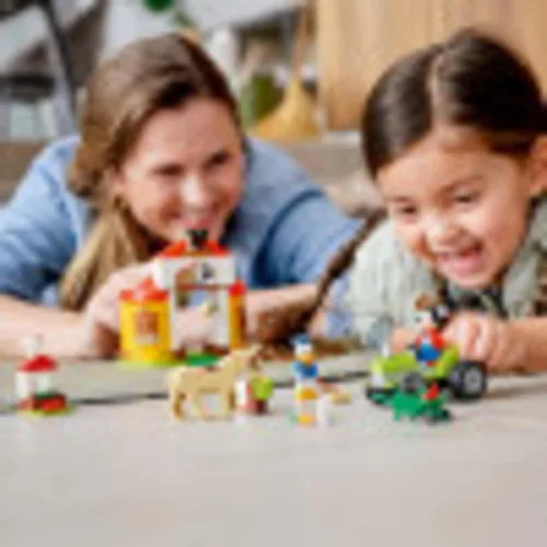 Miniatura 3 de LEGO Disney Mickey and Friends Mickey Mouse & Donald Duck's Farm 10775 Kit de construcción; un juego creativo para niños; nuevo 2021 (118 piezas)