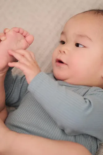 Miniatura 9 de MORI Body unisex de manga larga para bebé de viscosa de bambú y algodón orgánico, cómodo mameluco para niños y niñas