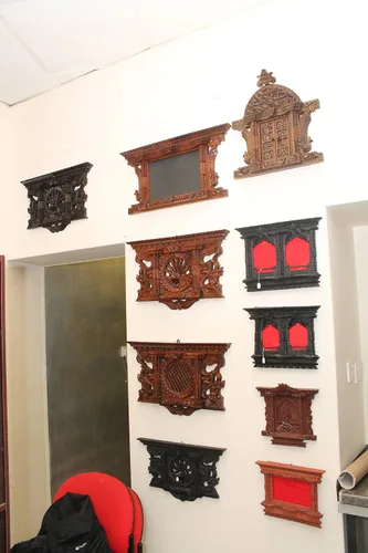 Miniatura 2 de Marco de ventana hecho a mano de madera maciza de pavo real de 21 pulgadas, escultura de pared Ankhi Jhyal, patrimonio mundial nepalí, antiguo