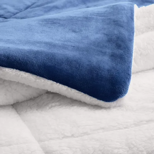 Miniatura 4 de Amazon Basics Juego de ropa de cama de 3 piezas, Sherpa de micromink, ultrasuave, edredón cálido para todas las estaciones, tamaño King, azul Azul