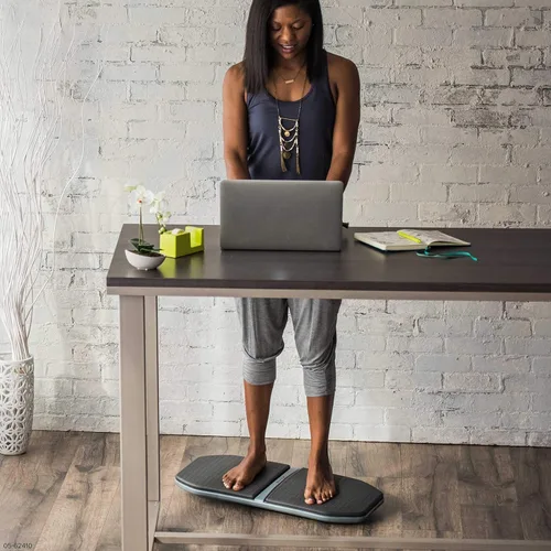 Miniatura 2 de Gaiam Base para computadoras/escritorios de pie Evolve, tabla de equilibrio antifatiga para oficina en casa, tabla de oscilación para fisioterapia