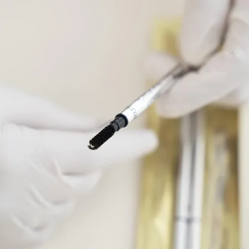 Miniatura 3 de Tina Davies Lápiz de seda delgado, color de cejas pre-dibujado para microblading, punta retráctil con carrete, micro cejas suaves - negro