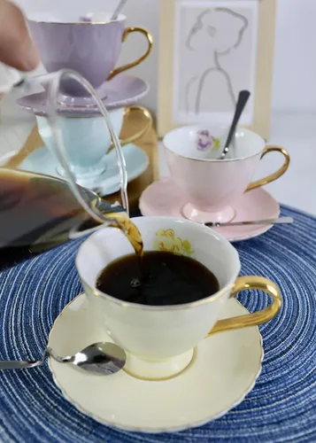 Miniatura 5 de Taza y platillo de café estilo europeo, juego de 4 tazas de café de porcelana para el hogar, cocina, fiesta de té (4 colores/juego surtido)
