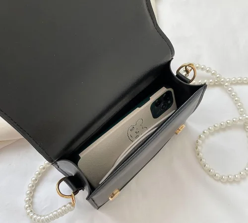 Miniatura 2 de Bolso cruzado de mano con correa de perlas y estampado de vaca