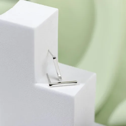 Miniatura 18 de PAVOI Aretes de plata de ley chapados en oro de 14 quilates, delicados aretes de mini barra Aretes de oro para mujer