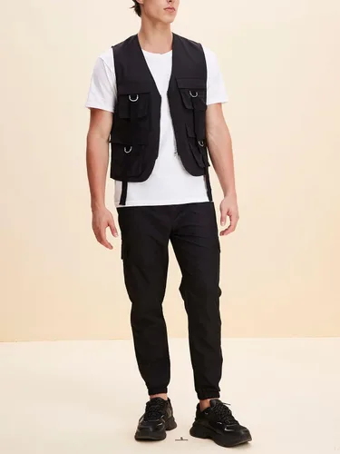 Miniatura 4 de OYOANGLE Chaleco tipo cargo sin mangas con cuello en V y cremallera para hombre con bolsillos con solapa