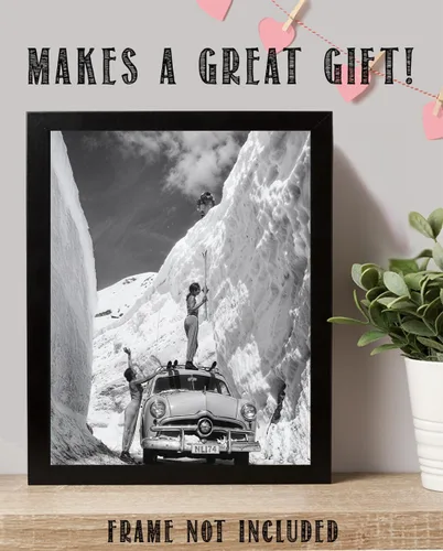 Miniatura 4 de Foto vintage del cañón de la nieve – Mujeres y coche clásico en escena de esquí 11 x 14 pulgadas sin marco – Arte de pared de esquí retro en blanco