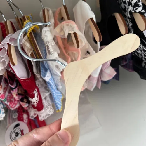Miniatura 9 de Paquete de 5 perchas de madera, colgador de ropa para perros de 8.6 pulgadas, perchas pequeñas para vestido de muñeca, ropa, vestidos, accesorios (L)