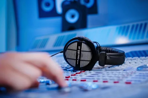 Miniatura 2 de Auriculares supraaurales de estudio beyerdynamic DT 990 Pro de 250 ohmios para mezcla, masterización y edición Gris