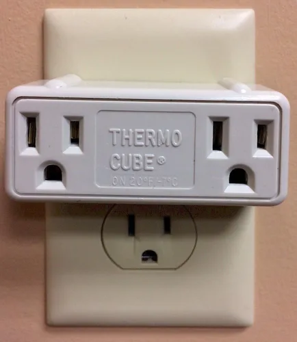 Miniatura 2 de Farm Innovators TC-2 - Cubo térmico para clima frío con toma de control termostático, encendido a 20 grados/apagado a 30 grados Blanco
