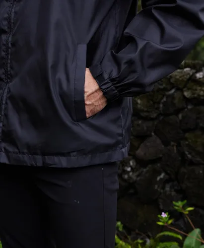 Miniatura 27 de Chaqueta impermeable cortavientos ligera para hombre con capucha extraíble