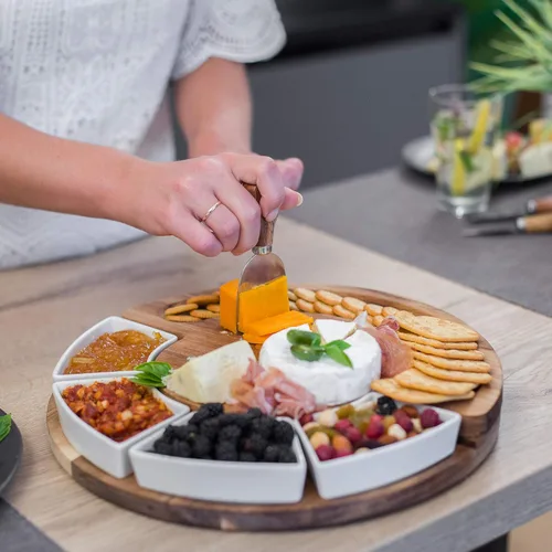 Miniatura 6 de ChefSofi Juego de tabla de charcutería y plato para servir queso, hecho de madera de acacia, juego de tabla de queso y cuchillos patentado por