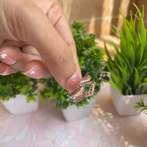 Miniatura 5 de Red Garnet - Anillo de refuerzo en forma de V para mujer, acabado en oro de 14 quilates, anillo de aniversario