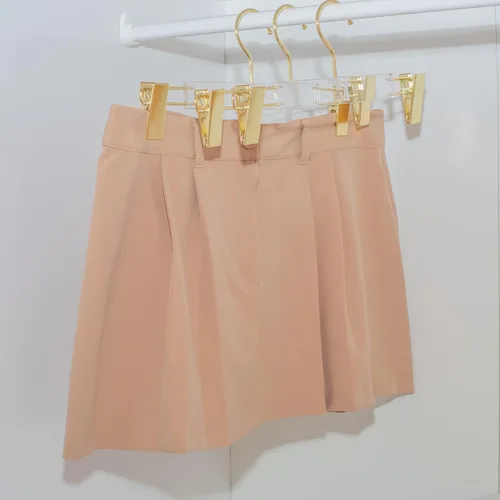 Miniatura 2 de HomeCube USA - Percha de acrílico transparente con ganchos y clips dorados, organizador resistente para faldas, pantalones y más, elegante diseño