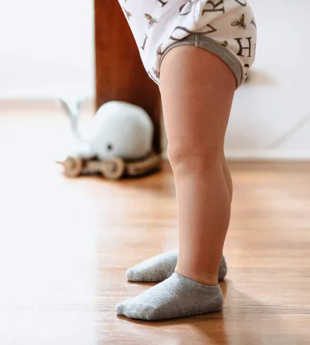 Miniatura 3 de Burt's Bees Baby Calcetines de altura hasta el tobillo o tripulación hechos con algodón orgánico suave, 6 paquetes con agarres antideslizantes