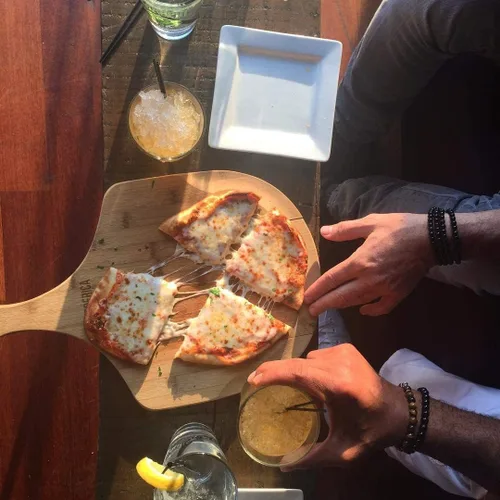 Miniatura 9 de Pala de madera de bambú prémium para pizza y tabla de cortar con mango (para hornear pizza, pan, cortar frutas, verduras, queso) – Tamaño personal