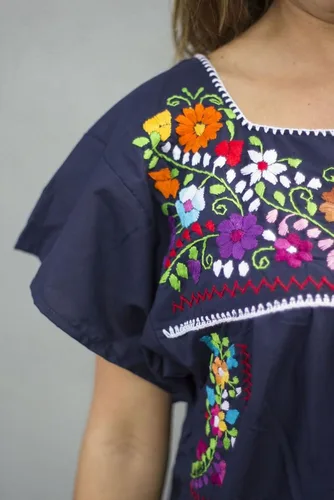 Miniatura 2 de Vestido bordado de Liliana Cruz estilo campesina mexicana