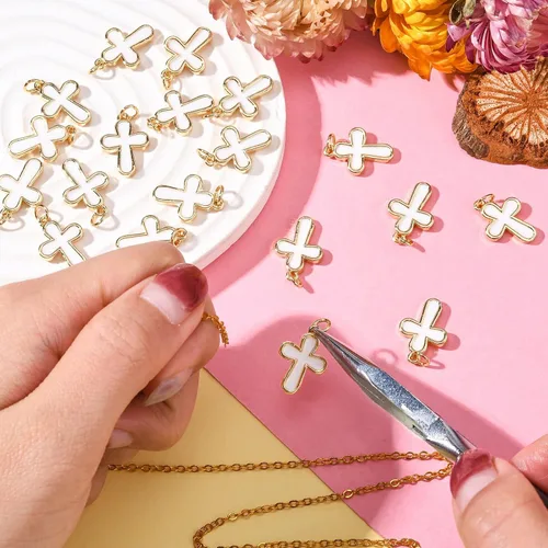 Miniatura 5 de LiQunSweet 20 dijes chapados en oro con cruz esmaltada blanca para hacer joyas Colgantes blancos de cruz
