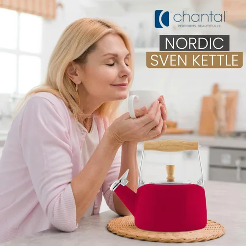 Miniatura 5 de Chantal SVEN - Tetera silbante esmaltada sobre acero con mango de madera natural, 1.4 cuartos de galón, color rojo manzana