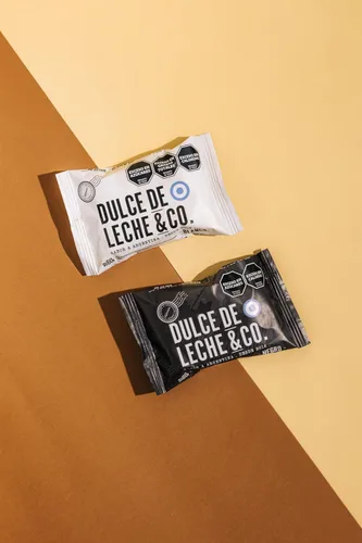 Miniatura 2 de Dulce de Leche & CO. Alfajores Premium DDL&CO Box X 12 unidades (Mezclado) 6 Chocolate Negro y 6 Blanco - Hecho en Argentina (2)