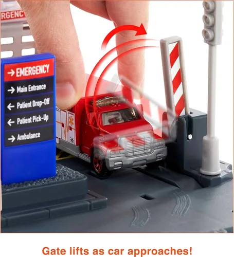 Miniatura 3 de Matchbox Juego de coches, choferes de acción y rescate de helicópteros y ambulancia de juguete a escala 1:64 y helicóptero, se conecta a otros