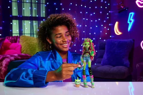 Miniatura 2 de Muñeca Monster High Venus McFlytrap, monstruo planta con mascota gato Chewlian y accesorios como mochila, cuaderno, bocadillos y más