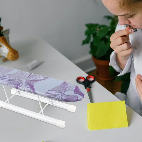 Miniatura 4 de Tabla de planchar pequeña de mesa con cubierta resistente al calor, alfombrilla de planchar portátil para mangas y ropa, compacta y ligera