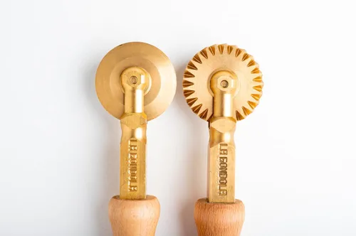 Miniatura 5 de La Gondola Juego de 2 cortadores de pasta caseros - Ruedas festoneadas y lisas Herramientas de fabricación para el hogar y negocios Latón