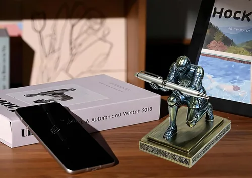 Miniatura 5 de Soporte para bolígrafos de resina, diseño de soldado ejecutivo, organizador de escritorio, elegante soporte para bolígrafos, decoración
