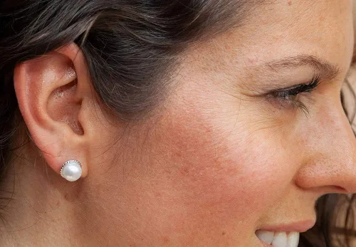 Miniatura 3 de Aretes clásicos de plata de ley con perlas de agua dulce con borde festoneado, 0.394 in, Metal