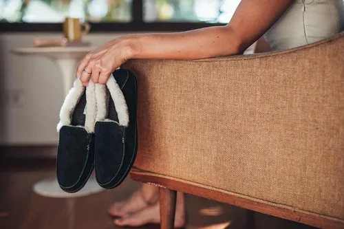 Miniatura 6 de OLUKAI Ku'una - Pantuflas sin cordones para mujer, piel de oveja auténtica y nobuck de alta calidad, diseño de talón caído, ajuste cómodo