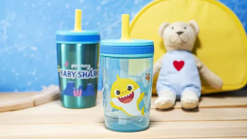 Miniatura 12 de Zak Designs Baby Shark Kelso - Juego de vasos con tapa de rosca a prueba de fugas con pajilla, paquete para niños, incluye vasos de plástico y acero