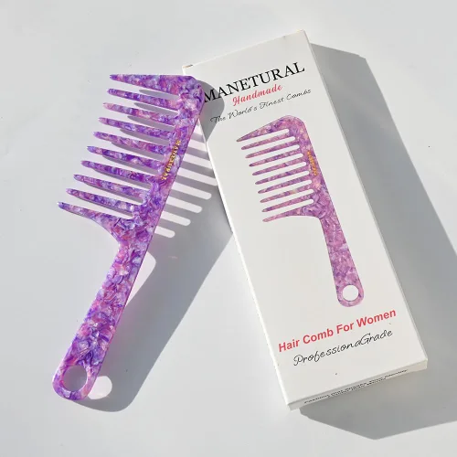 Miniatura 2 de D1 Peine de mango de dientes anchos para cabello rizado Eleva, conserva el rizo, suaviza el cabello. Peine de acetato (morado brillante)