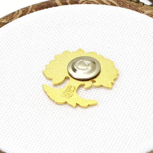 Miniatura 5 de Awesome Pattern Studio Needle Minder Set - Minder de aguja magnética del árbol de la vida + 2 pinzas de aguja. Pin esmaltado para punto de cruz