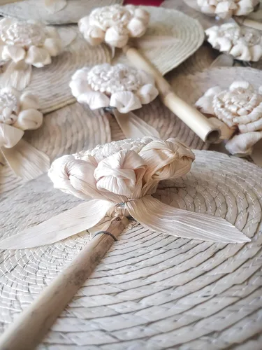 Miniatura 5 de Jacq & Jürgen - Paquete de 4 abanicos de mano de palma de color natural de 13 ″ - Abanicos de mano de boda para invitados, abanicos florales