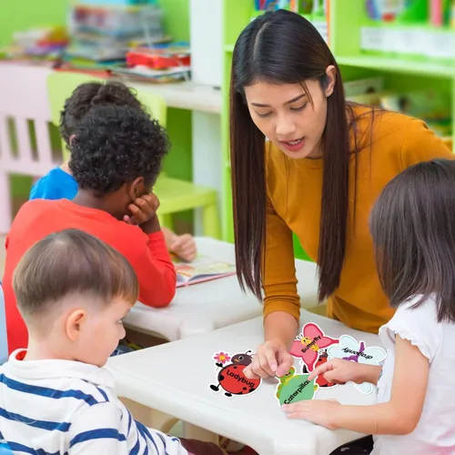 Miniatura 4 de BeYumi Juego de 60 placas de identificación de insectos, detalles de aula, etiquetas de nombre para el regreso a clases, mariposa, mariquita, abeja