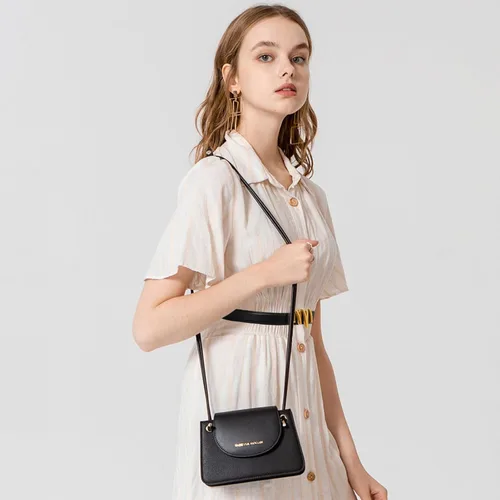 Miniatura 267 de Cinturón de cuero clásico con hebilla de metal para mujer con vestido de jeans