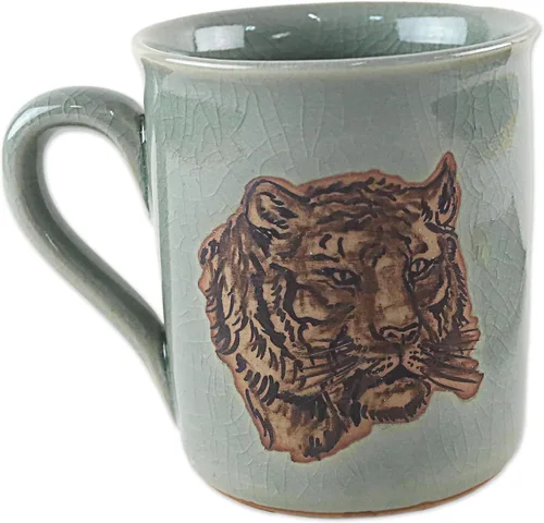 NOVICA Taza artesanal de cerámica celadón hecha a mano con tigre pintado de Tailandia, vajilla verde, tazas de vajilla con temática de animales [3.9