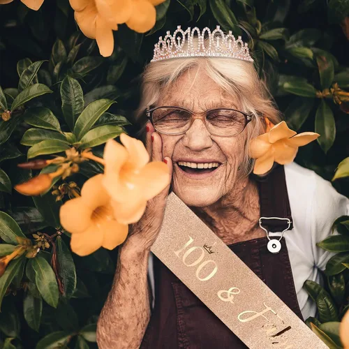 Miniatura 2 de CIEHER Juego de corona de cumpleaños número 100, banda + perla, fabulosos regalos de cumpleaños número 100 para mujeres, suministros de fiesta