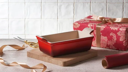 Miniatura 6 de Le Creuset Stoneware Heritage - Molde para pan, 9 x 5 x 3 pulgadas (1.5 cuartos de galón), Cerise